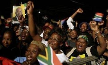 ANC supporters chant slogans during victory celebrations at Nasrec in Johannesburg, April 24, 2009. South Africa's ruling African National Congress claimed victory on Friday in a general election that will make party leader Jacob Zuma president.REUTERS/Siphiwe Sibeko (SOUTH AFRICA POLITICS ELECTIONS)