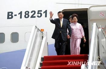 Chairman of the Taiwan-based Straits Exchange Foundation (SEF) Chiang Pin-kung and his wife arrive for the third round of cross-straits talks, in Nanjing, capital of east China's Jiangsu Province, April 25, 2009.(Xinhua/Han Yuqing)