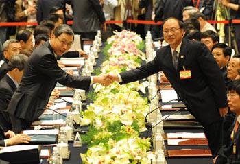 Zheng Lizhong (R), vice-president of the mainland's Association for Relations Across the Taiwan Straits (ARATS), shakes hands with Kao Koong Liann, vice chairman and secretary-general of Taiwan-based Straits Exchange Foundation (SEF), before the preliminary discussion in Nanjing, capital of east China's Jiangsu Province, April 25, 2009.(Xinhua/Sun Can)