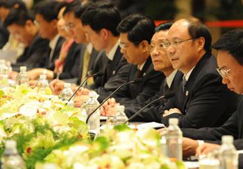 Zheng Lizhong (2nd R), vice-president of the mainland's Association for Relations Across the Taiwan Straits (ARATS), speaks in preliminary discussion with Kao Koong Liann (not in the picture), vice chairman and secretary-general of Taiwan-based Straits Exchange Foundation (SEF), in Nanjing, capital of east China's Jiangsu Province, April 25, 2009.(Xinhua/Sun Can)