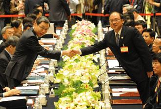 Zheng Lizhong (R), vice-president of the mainland's Association for Relations Across the Taiwan Straits (ARATS), shakes hands with Kao Koong Liann, vice chairman and secretary-general of Taiwan-based Straits Exchange Foundation (SEF), before the preliminary discussion in Nanjing, capital of east China's Jiangsu Province, April 25, 2009. ARATS President Chen Yunlin and SEF Chairman Chiang Pin-kung are scheduled to hold talks on Sunday.(Xinhua/Sun Can)
