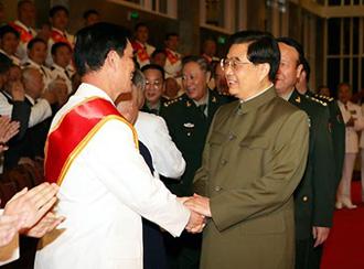 Chinese President Hu Jintao (R Front) shakes hands with fighting hero Mai Xiande during his meeting with representatives of veterans, heroes and models of the Navy of the Chinese People's Liberation Army (PLA) in Beijing, capital of China, April 24, 2009, on the occasion of the 60th anniversary of the founding of the PLA Navy. (Xinhua/Zha Chunming)