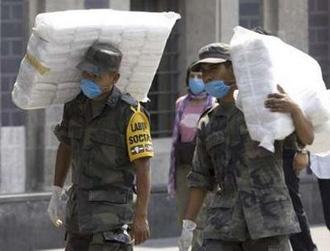 Mexican soldiers carry packages of masks to be distributed in Mexico City April 25, 2009.REUTERS/Jorge Dan