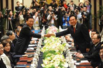 Chen Yunlin (R), president of the mainland's Association for Relations Across the Taiwan Straits (ARATS), shakes hands with Chiang Pin-kung, chairman of the Taiwan-based Straits Exchange Foundation (SEF), before their talks in Nanjing, east China's Jiangsu Province, on April 26, 2009. This was the third round of talks between them in less than a year.(Xinhua/Han Yuqing)