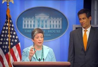 Homeland Security Secretary Janet Napolitano (L) speaks during a press briefing on the swine flu outbreak in Washington, DC.(AFP/Mandel Ngan)