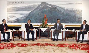 Wang Yi (2nd R), director of the Taiwan Work Office of the Central Committee of the Communist Party of China, meets with Taiwan-based Straits Exchange Foundation (SEF) Chairman Chiang Pin-kung (2nd L) in Nanjing, capital of east China's Jiangsu Province, April 26, 2009.(Xinhua/Xing Guangli)