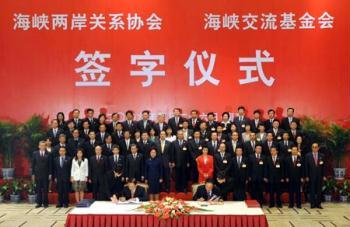 The mainland-based Association for Relations Across the Taiwan Straits (ARATS) President Chen Yunlin (R, Front) and the Taiwan-based Straits Exchange Foundation (SEF) Chairman Chiang Pin-kung (L, Front) sign agreements at a signing ceremony in Nanjing, east China's Jiangsu Province, on April 26, 2009. The Chinese mainland and Taiwan signed here on Sunday afternoon agreements on launching regular flights across the Taiwan Straits, enhancing financial cooperation, and jointly cracking down on crimes and offering mutual judicial assistance.(Xinhua/Sun Can)