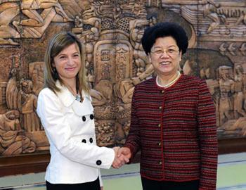 Chen Zhili (R), vice chairwoman of the Standing Committee of the National People's Congress, China's top legislature, meets with Bibiana Aido, Spain's equality minister, in Beijing, capital of China, April 27, 2009. Bibiana Aido is here to attend the 5th China-Spain Forum. (Xinhua/Li Tao)