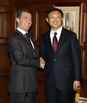 Russian President Dmitry Medvedev (L) meets with visiting Chinese Foreign Minister Yang Jiechi in Moscow on April 27, 2009. (Xinhua/Lu Jinbo)