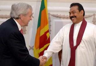 United Nations Undersecretary-General for Humanitarian Affairs John Holmes (L) shakes hands with Sri Lankan President Mahinda Rajapaksa before their meeting in Colombo April 27, 2009. REUTERS/Sri Lankan Government/Handout