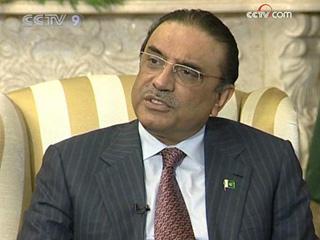 President Asif Ali Zardari is calling for more foreign support, and Pakistan's military spokesman says the army needs better equipment to defeat the militants.(CCTV.com)