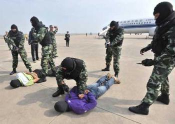 Soldiers subdue the "hijackers" in the anti-hijacking exercise held at Tianhe Airport in Wuhan, capital of central China's Hubei Province, April 28, 2009. (Xinhua/Zhao Chao)