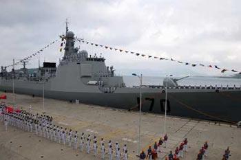 A welcome ceremony held at a port in Sanya, south China's Hainan Province, April 28, 2009. Two Chinese warships returned Tuesday to a naval base in Sanya in the southernmost province of Hainan after a four-month escort mission in the pirate-infested Gulf of Aden. (Xinhua/Zhu Hongliang)
