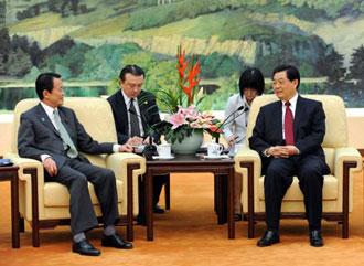 Chinese President Hu Jintao (R) meets with Japanese Prime Minister Taro Aso in Beijing, capital of China, April 30,2009.(Xinhua Photo)