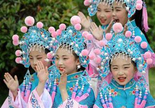 Pupils wearing Beijing Opera costumes applaud for their classmates' performance in Nanjing, east China's Jiangsu Province, April 30, 2009. Local pupils gave performances here on Thursday celebrating the Labor Day. (Xinhua Photo)
