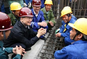Chinese Premier Wen Jiabao (2nd L) talks with workers as he visits a construction site of Beijing subway in Beijing, capital of China, May 1, 2009. Wen expressed his best regards to the workers here.(Xinhua/Yao Dawei)