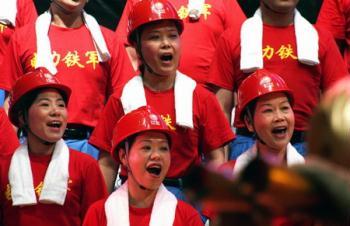 Employees perform at a singing contest in celebration of the International Workers' Day in Fuzhou, east China's Fujian province Wednesday April 29, 2009. [Xinhua]
