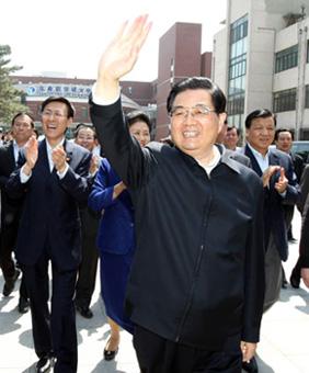 Chinese President Hu Jintao (front) waves to teachers and students in the China Agricultural University, in Beijing, May 2, 2009. President Hu Jintao on Saturday urged young Chinese to embrace "patriotism," "diligence," "practice" and "devotion" to rejuvenate the Chinese nation. (Xinhua Photo)