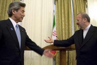 Japan's Foreign Minister Hirofumi Nakasone (L) and his Iranian counterpart Manouchehr Mottaki gesture to each others after a joint news conference in Tehran, May 2, 2009. REUTERS/Morteza Nikoubazl
