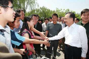 Chinese Premier Wen Jiabao (2nd R) shakes hands with students of Tsinghua University, in Beijing, capital of China, May 3, 2009. Wen attended a symposium on Sunday with student representatives from Tsinghua University, who have chosen to work in the vast western regions or at the grassroots level after graduation.(Xinhua/Ju Peng)