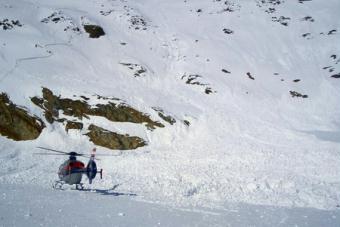 An Austrian rescue helicopter stands at the site of an avalanche at the Schalfkogel peak near the major ski resort of Soelden in the Austrian Alps May 3, 2009. Six mountain climbers were killed in an avalanche near ski resort at the weekend, regional police said on Sunday.[Agencies]