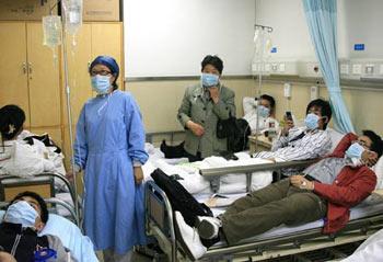 Some patients are seen at the fever diagnosis ward of Shanghai East Hospital in Shanghai, east China, May 3, 2009. Shanghai East Hospital opened fever diagnosis ward and express way for the fever patients for preventing influenza A/H1N1.(Xinhua/Chen Fei)