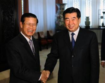 Chinese Vice Premier Hui Liangyu (R) meets with Lao Deputy Prime Minister Somsavat Lengsavad in Beijing, capital of China, May 6, 2009. (Xinhua/Li Tao) 