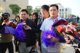 China has released the first group of people put under medical observation after being exposed to the A/H1N1 virus on a flight from Mexico.