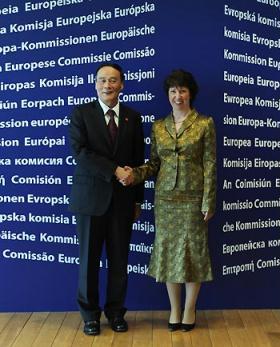 Chinese Vice Premier Wang Qishan (L) shakes hands with European Union Commissioner for Trade Catherine Ashton prior to the Second China-EU High Level Economic and Trade Dialog at the EU headquarters in Brussels, capital of Belgium, May 7, 2009. (Xinhua/Wu Wei)