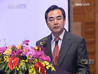 Wang Yi said as long as the two sides join hands together to support each other, they can not only ride out the current financial crisis, but could also grasp new opportunities.(CCTV.com)