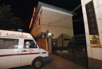 Health officers enter a hospital where a Chinese man is quarantined, the first confirmed case of the new H1N1 strain of flu in mainland China, in Chengdu, Sichuan province May 10, 2009. Mainland China on Monday reported its first confirmed case of the new H1N1 strain of flu, formerly known as swine flu, a man in southwestern Sichuan province who had flown home from the United States. Picture taken May 10, 2009. REUTERS/Stringer 