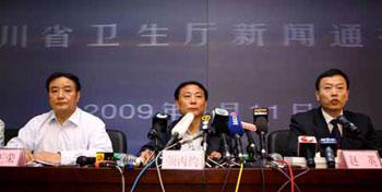 Officials of the Sichuan health department speak at a news briefing in Chengdu, southwest China's Sichuan Province, on May 11, 2009. A Chinese mainland male surnamed Bao who recently traveled back from the United States has tested positive for the A/H1N1 influenza, China's ministry of health said Monday. It is first such case reported in China's mainland. (Xinhua/Chen Jianli)