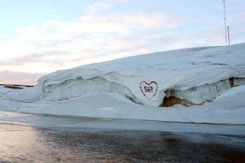A total of 56 red heart-shaped decorations are seen to commemorate the first anniversary of the devastating Wenchuan earthquake near the Zhongshan Station on the Antarctica, May 12, 2009. (Xinhua/Zhang Tijun)