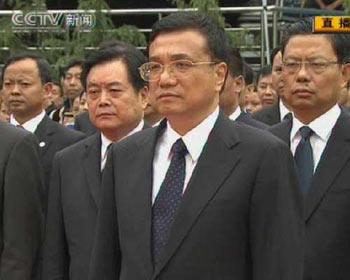 Vice Premier Li Keqiang attended a ceremony Tuesday afternoon at Yingxiu Town, Wenchuan County of Sichuan Province, marking last year's massive quake here.