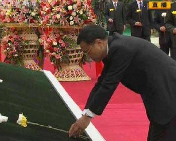 Vice Premier Li Keqiang attended a ceremony Tuesday afternoon at Yingxiu Town, Wenchuan County of Sichuan Province, marking last year's massive quake here.