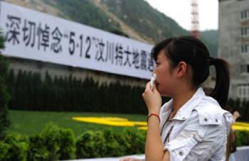 A girl mourns for her relatives in the old county seat of Beichuan, southwest China's Sichuan Province, May 12, 2009, the first anniversary of the May 12 Wenchuan earthquake. (Xinhua Photo)