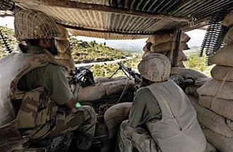 Pakistani army troops man a bunker in Buner. Pakistani commandos dropped into a Taliban stronghold in Swat valley Tuesday, stepping up a punishing offensive against militants that has now displaced more than half a million people. (AFP/Tariq Mahmood)