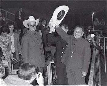 In this Feb 2, 1979 file photo, then Chinese Vice Premier Deng Xiaoping waves a cowboy hat to salute audiences at a rodeo in Simonton, Texas during his official visit to the United States on February 2, 1979. [Baidu.com]