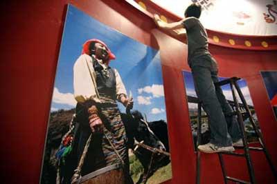 A worker is preparing for the exhibition on Tuesday. An exhibition on Tibet history opened here on Wednesday, aiming to present visitors with a full landscape of the autonomous region's past and present through pictures and exhibits. (Xinhua Photo)