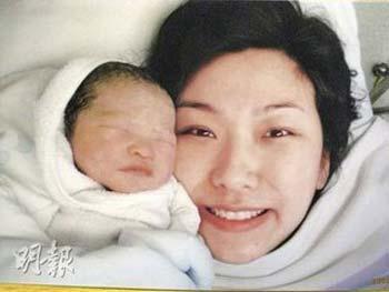 Alex Fong Chung Sun new born daughter weighs 5 pounds, 11 oz 