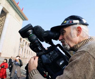 A foreign journalist works outside the Great Hall of the People in Beijing, capital of China, March 5, 2009. The Second Session of the 11th National People's Congress (NPC) opens on Thursday. (Xinhua/Xie Huanchi))