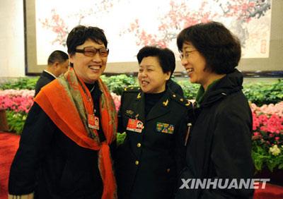 Ling Feng, Fan Li and Liu Zhihong of CPPCC National Committee communicate together.