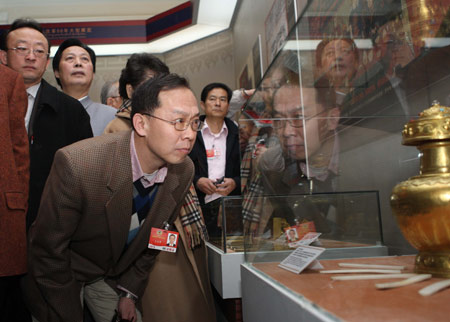 CPPCC members visit exhibition on Tibet