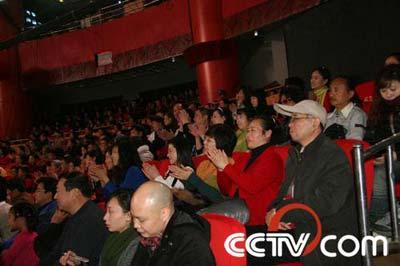 Field Audiences from rehearsal of Spring Festival pay their attention to the programs