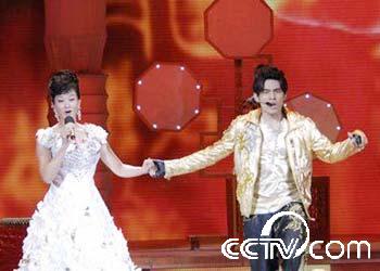 Jay Chou & Song Zuying performing on the stage