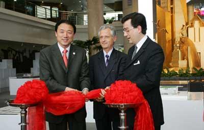 Xu Bo (left), director of the International Participation Department of the Bureau of World Expo Coordination, Jose Freches (center), president of COFRES, and Thierry Mathou, consul general of France in Shanghai, cut the ribbon at the opening of exhibition.
