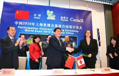 Hong Hao (center), director of Shanghai World Expo Coordination, shakes hands with Susan Gregson, Canada's consul general in Shanghai