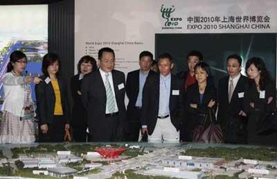 The Macau delegation visits the Expo Bureau.