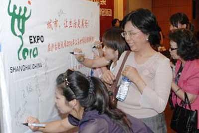 Nearly a hundred Taiwan women in Shanghai sign their names to wish a successful Expo.