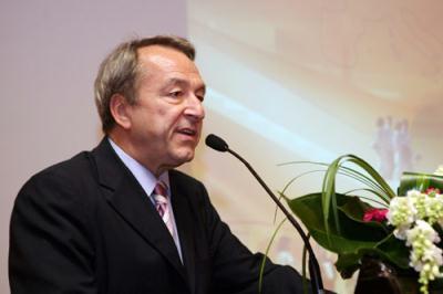 Bernard Pierre, Belgian Ambassador to China, delivers a speech.